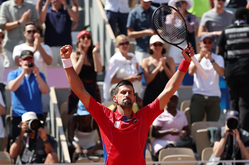 El tenista serbio Novak Djokovic celebra tras derrotar al español Rafael Nadal, durante la segunda ronda de los Juegos Olímpicos de París 2024, en Roland-Garros, París, Francia