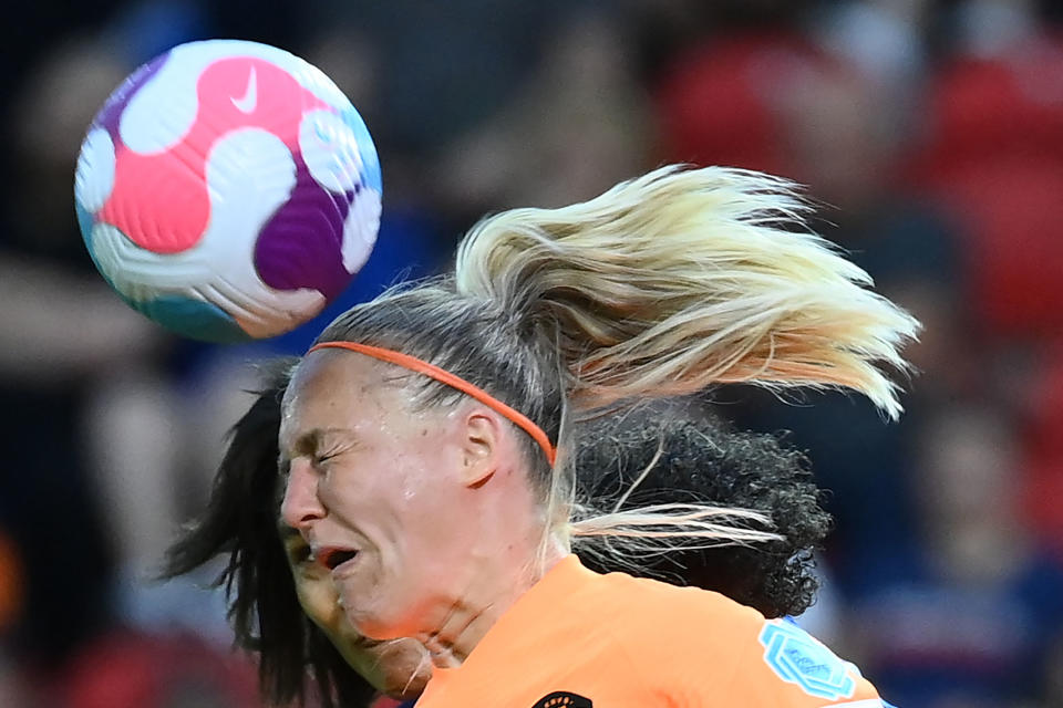 La defensora holandesa Stefanie van der Gragt cabecea el balón durante el partido de cuartos de final de la Eurocopa Femenina de la UEFA 2022 entre Francia y Holanda en el estadio de Nueva York, en Rotherham, el 23 de julio de 2022. (Foto: FRANCK FIFE/AFP vía Getty Images)