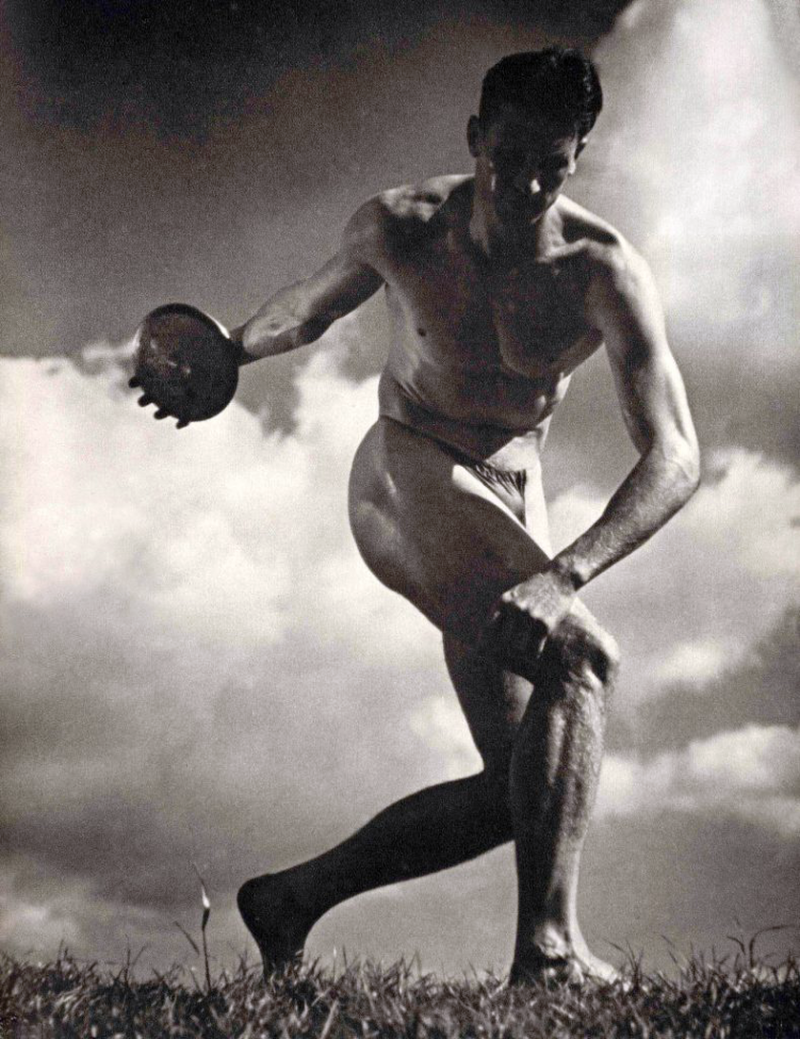 里芬斯塔爾（Leni Riefenstahl）的《奧林匹亞》用充滿張力的鏡頭歌頌著雅利安人雄偉陽剛的軀體。（拍翻自《奧林匹亞》）