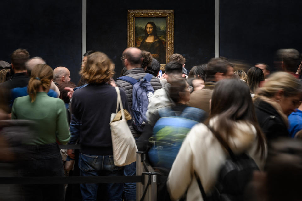 Des visiteurs admirent La Joconde (Crédit : Photo by LOIC VENANCE / AFP) (Photo by LOIC VENANCE/AFP via Getty Images)