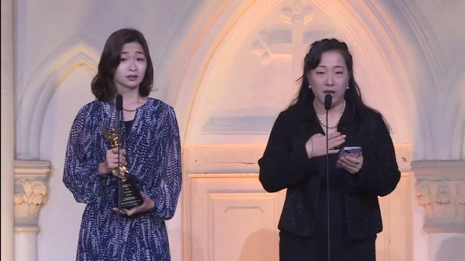 劉引商的女兒蕭幼華與孫女上台代為得獎（圖片翻攝自AAA頒獎典禮FB直播畫面）