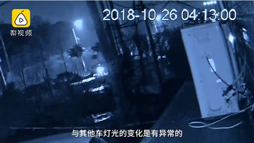 員警發現車燈異常。（圖／翻攝自梨視頻）