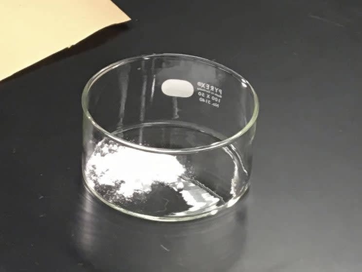 Una muestra del opiáceo sintético carfentanil, el ‘tranquilizador de elefantes’, y presuntamente fabricada en China es analizada por autoridades de EEUU. (AP)