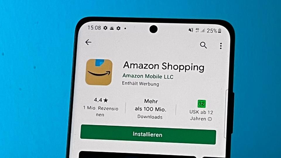 Die Amazon-Shopping-App im Google Play Store: Amazon hat das neue Symbol seiner Smartphone-App angepasst, nachdem sich einige Nutzer im Netz an einen Hitler-Schnauzbart erinnert fühlten.