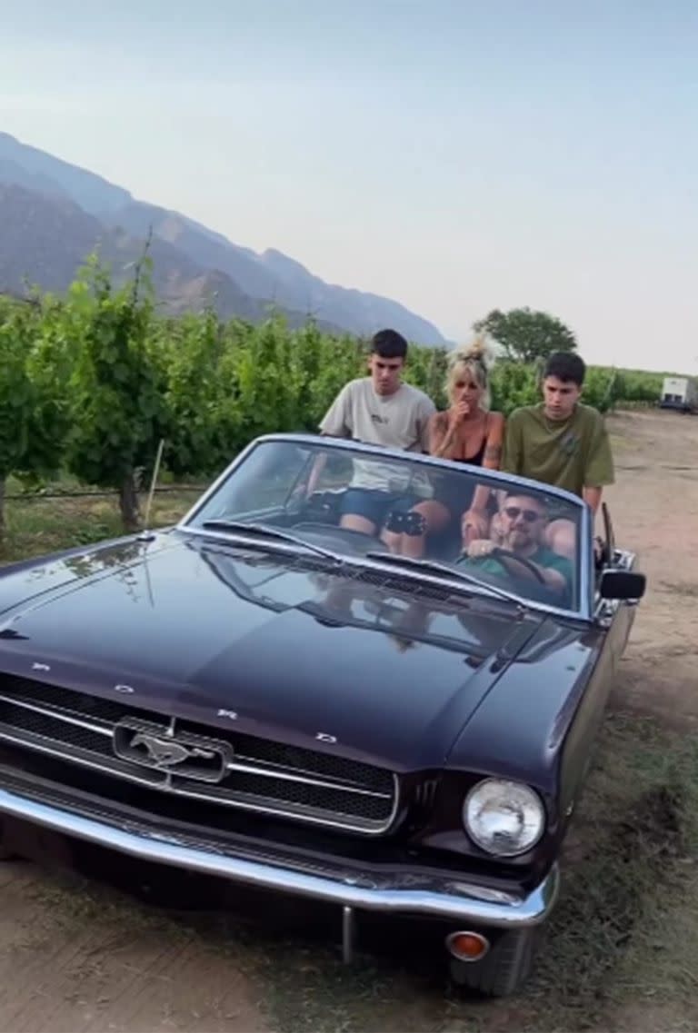 La actriz junto a sus hijos, en el auto que horas después la llevaría a la ceremonia