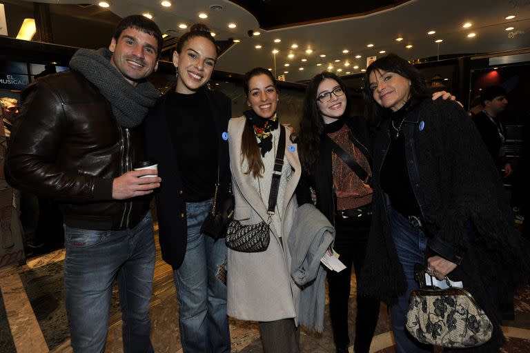 La familia, presente. Madre, hija, yerno y amigas apoyando al actor uruguayo en esta noche tan esperada