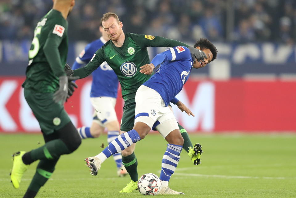 Weston McKennie, right, and Schalke got the best of John Brooks, left, and Wolfsburg. (EFE)