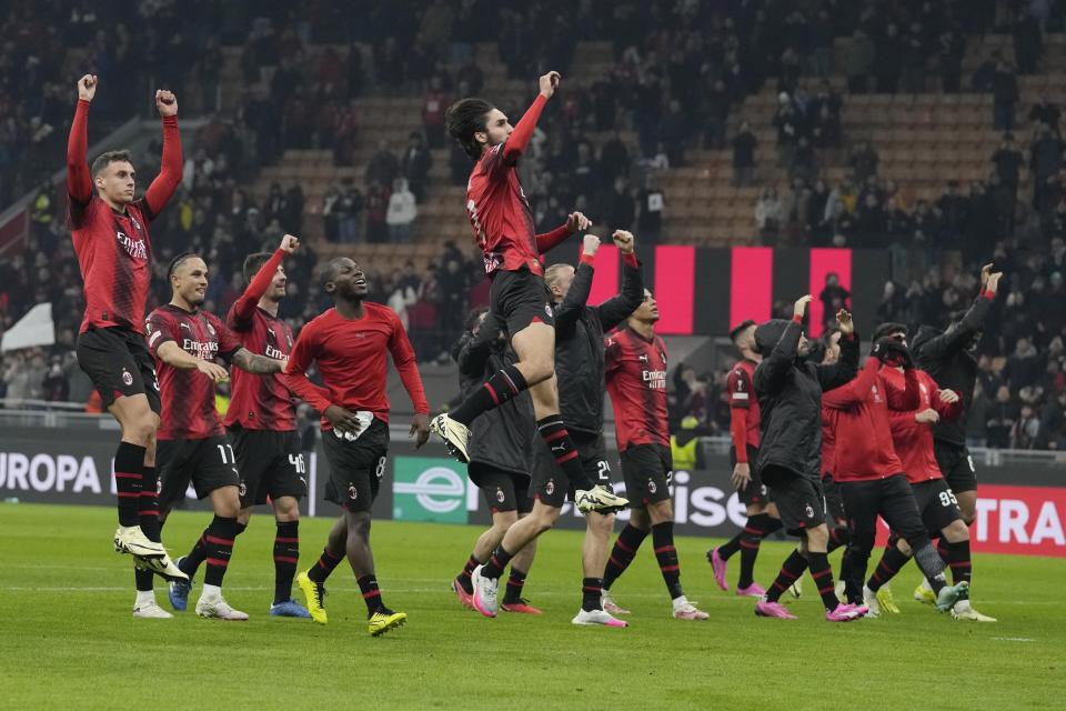 Los jugadores del Milan festejan su victoria sobre Rennes, en la ida del repechaje de la Liga Europa, el jueves 15 de febrero de 2024 (AP Foto/Antonio Calanni)