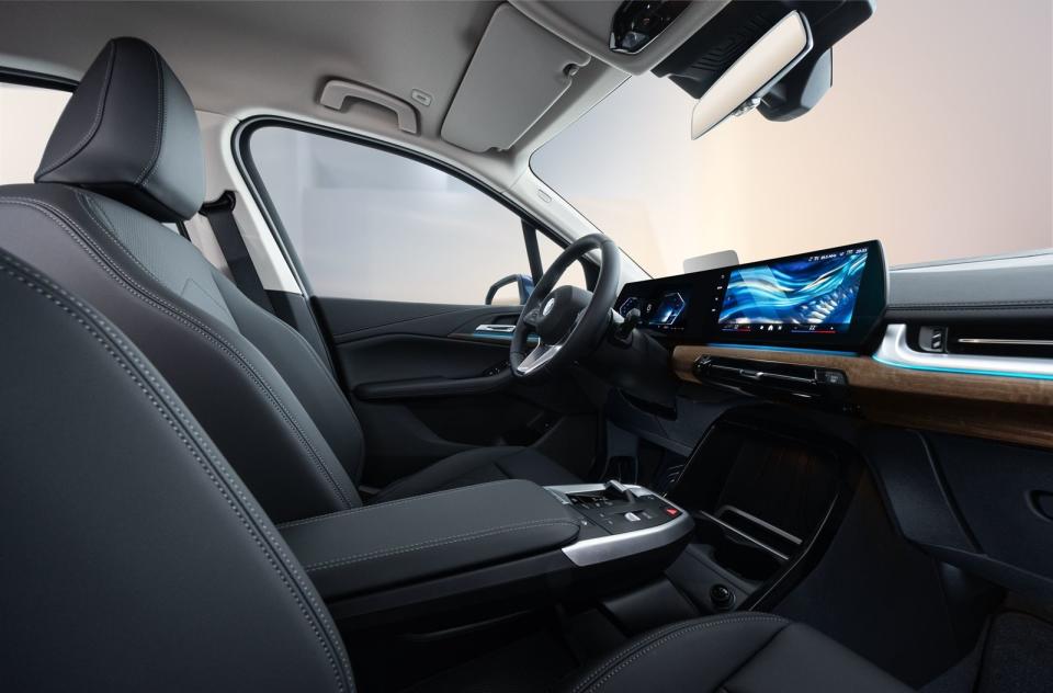 全新BMW 218i Active Tourer Luxury限量版刻劃出更為舒適且具質感的車室空間，懸浮式排檔座下方巧妙設計的儲物空間，巧妙配置車室內的機能性更增添了開闊的空間感。