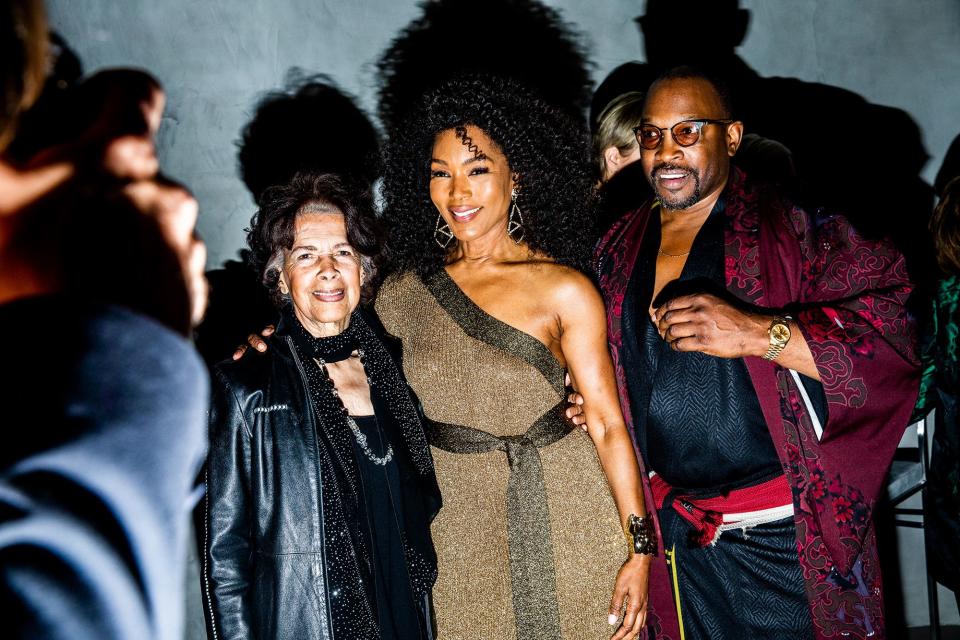 Angela Bassett (center)