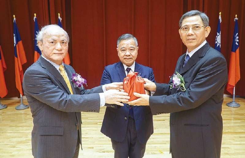 最高行政法院院長藍獻林退職，蔡英文總統表姐夫吳明鴻（左）繼任。（司法院官網）