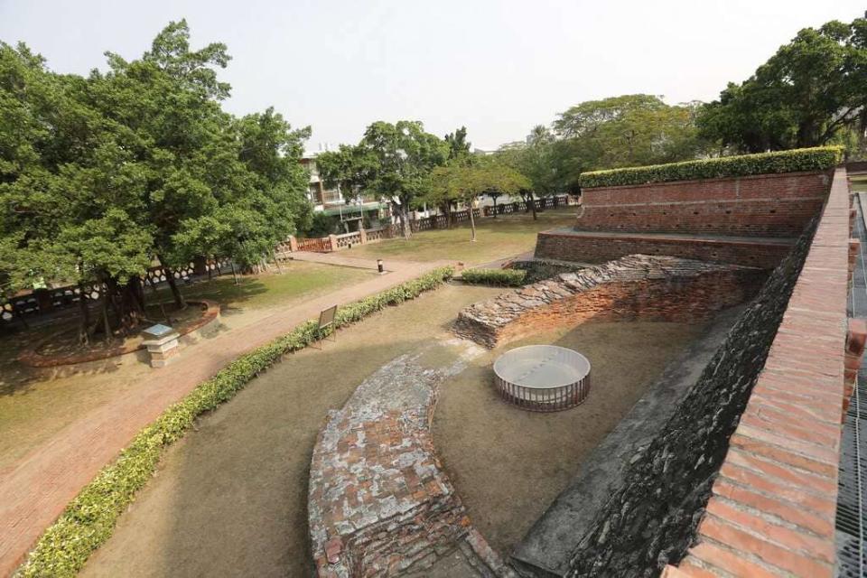 最早的「熱蘭遮堡」由軍隊駐守，只是一座碉堡，目前只剩半堵磚牆，稱之為「遺構」圖／台南旅遊網