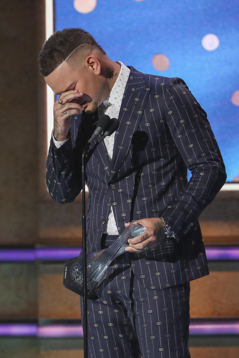 Kane Brown breaks down as he accepts the Artist of the Year Award at 2019 CMT Artists of the Year in Nashville, Tenn., on Oct. 16, 2019. Brown dedicated the award to his drummer Kenny Dixon who died in a car accident. (Photo by Al Wagner/Invision/AP)
