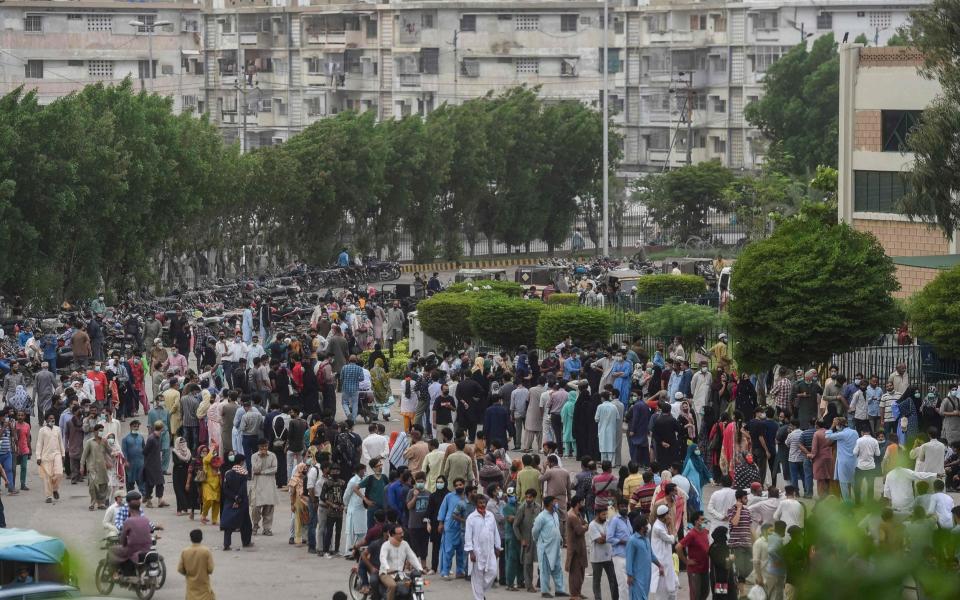 Large crowds queue to get vaccinated against Covid-19 in Karachi, Pakistan on 29 July 2021 - Asif Hassan/AFP