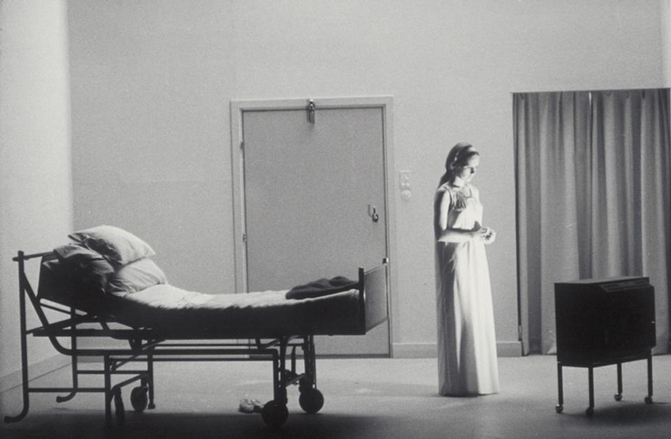 Eine Krankenschwester übernimmt die Pflege einer Schauspielerin, die offenbar psychisch krank ist und ihr Leben in Isolation und Einsamkeit verbringt. Bald geraten die Frauen (Bibi Andersson, Liv Ullmann) in eine Art symbiotische Abhängigkeit, die sich aus ihrem gegenseitigen Leiden unter der existentiellen Sinnlosigkeit begründet. "Persona" (1966) ist Ingmar Bergmans rätselhaftester, aber auch berührendster Film. (Bild: Studiocanal)