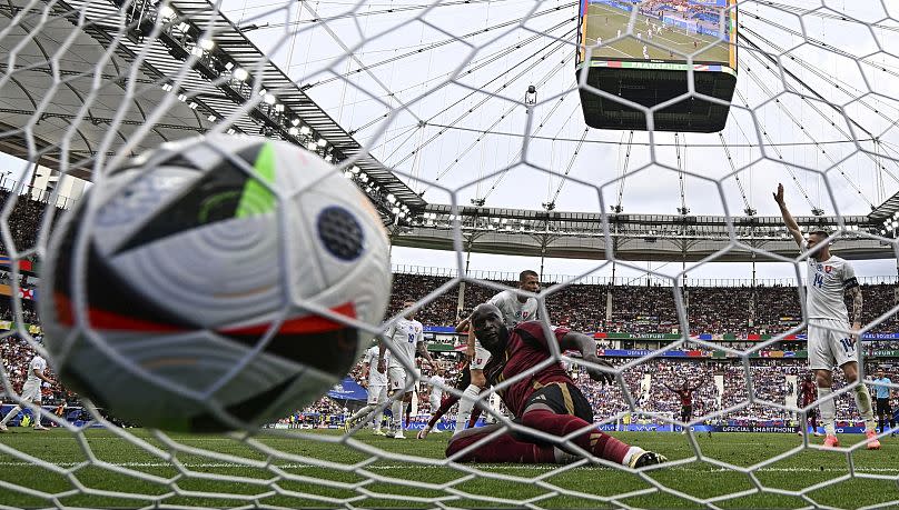 El belga Romelu Lukaku, al frente, anota un gol anulado durante el partido del Grupo E entre Bélgica y Eslovaquia en la Eurocopa 2024 en Frankfurt, Alemania.