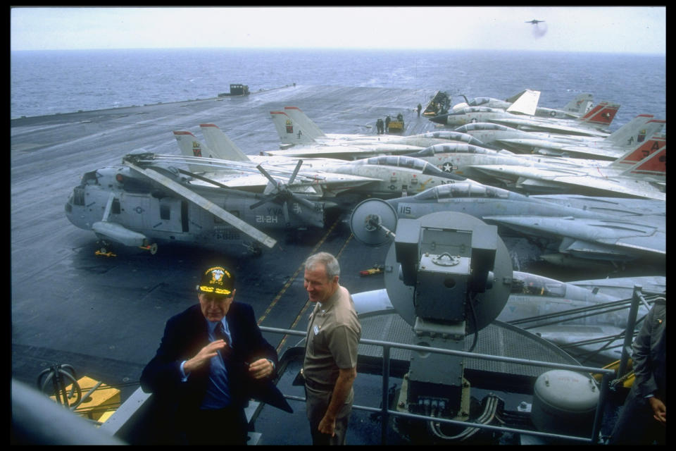 George H.W. Bush auf einem US-Kriegsschiff