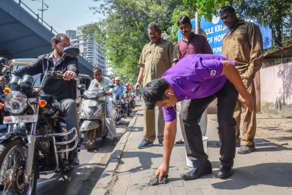 L'équipe anti-crachats de la corporation municipale de Pune (PMC) a pris des mesures contre 11 personnes, dont trois automobilistes, lors d'une course anti-crachats à Mhasoba Gate Chowk, le 12 novembre 2018 à Pune, en Inde.  Les contrevenants ont reçu une vadrouille et ont été obligés de nettoyer leur broche de gutkha.