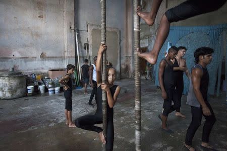 Children practise during a training session at a circus school in Havana, September 29, 2014. REUTERS/Alexandre Meneghini