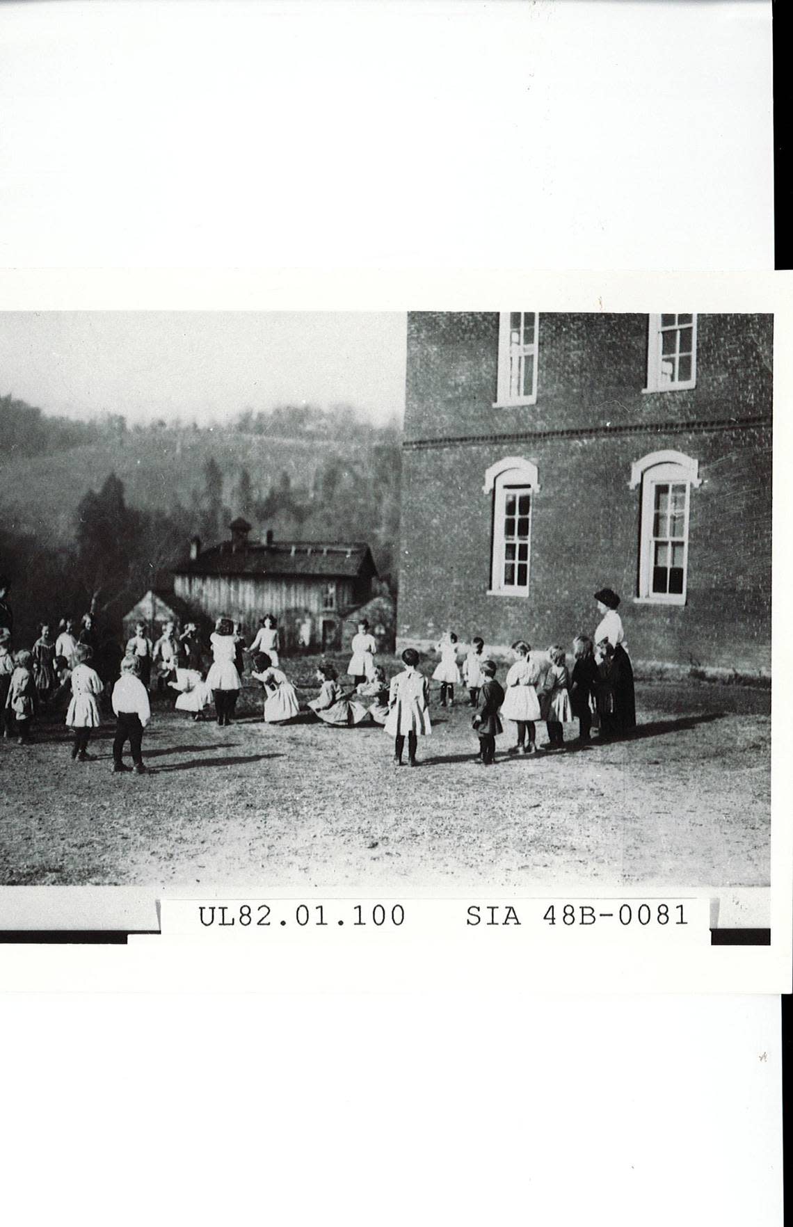 Students play outside a building at Oneida Baptist Institute in Clay County in about 1906.