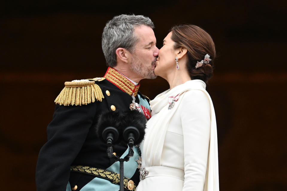 El beso con la reina Mary tras la proclamación