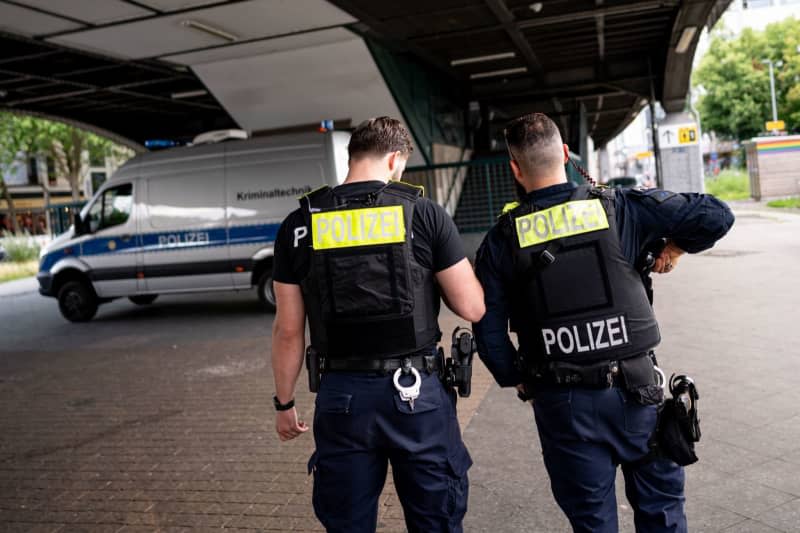 Berlin police officers work at Kottbusser Tor subway station. A man has been stabbed to death on the intermediate deck. Fabian Sommer/dpa