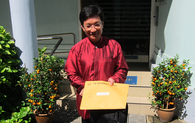 Andrew Kuan shows the envelop containing his submission forms outside the Elections Department. (Yahoo!)