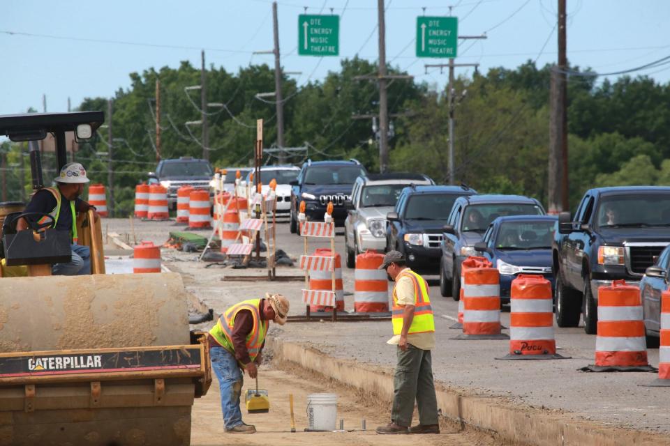 Traffic moves through a construction zone on eastbound Sashabaw Road in Clarkston.