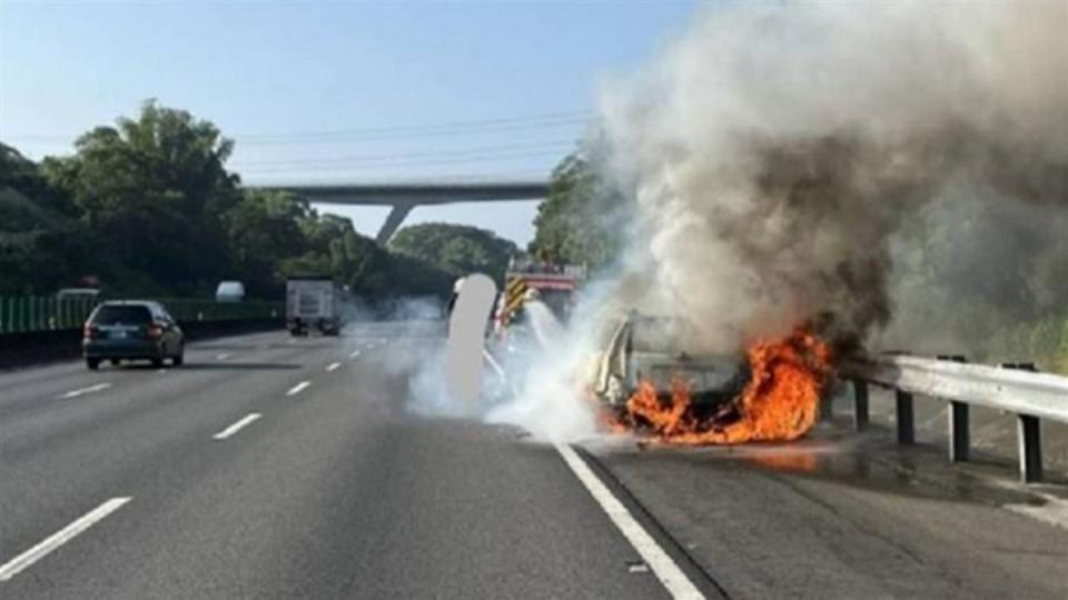 轎車燒成火球，駕駛趕緊逃命。（圖／東森新聞）