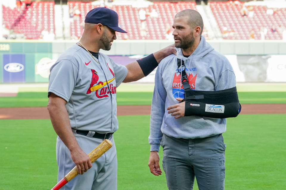 Albert Pujols（圖左）生涯最後一次造訪辛辛那提紅人主場Great American Ball Park，手術養傷中的紅人魂Joey Votto仍親自到場單手獻禮。（Photo by Dylan Buell/Getty Images）