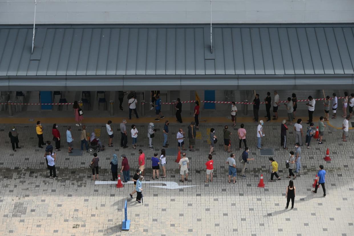 The queue to vote at Dunearn Secondary School in the morning of Polling Day. (Photo: Joseph Nair for Yahoo News Singapore)