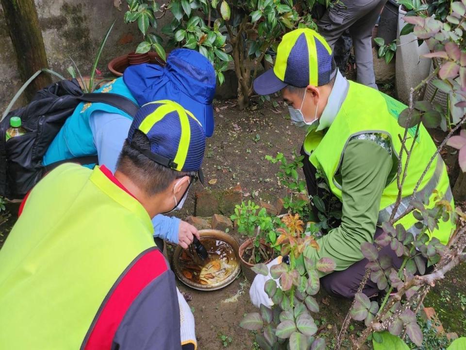 中市北區新增登革熱NS1快篩陽性個案，衛生局迅速進行社區防治工作，呼籲民眾加強孳生源清除。（圖：中市府提供）