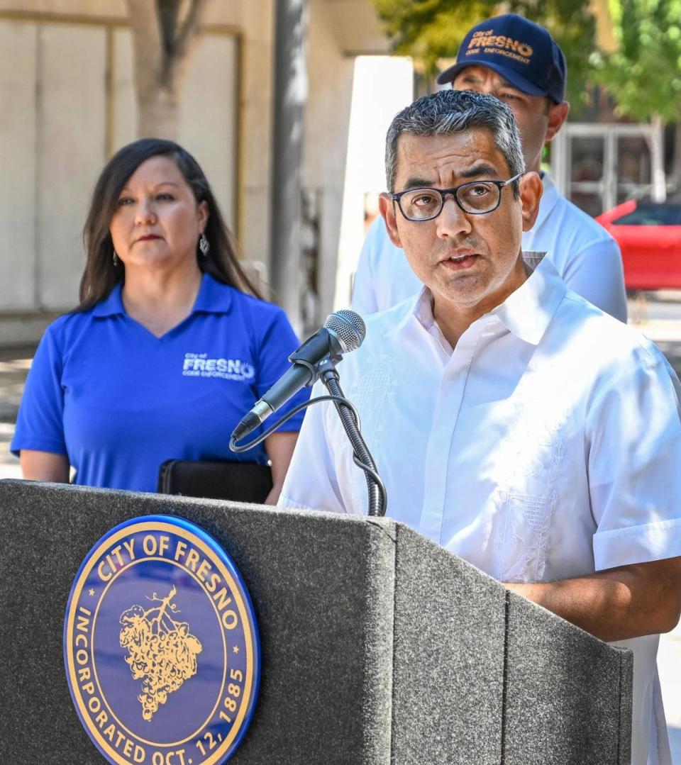 El concejal de Fresno  Miguel Arias da una rueda de prensa en Kern Plaza, en el centro de Fresno, el viernes 19 de julio de 2024, para anunciar una pausa en la actividad de los vendedores al aire libre en el ArtHop del 1 de agosto.