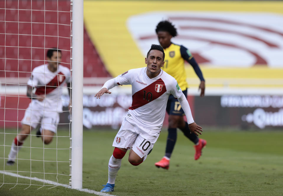 Christian Cueva, de la selección de Perú, festeja tras abrir el marcador ante Ecuador, en un partido de la eliminatoria mundialista, disputado el martes 8 de junio de 2021, en Quito (AP Foto/Franklin Jacome/Pool via AP)