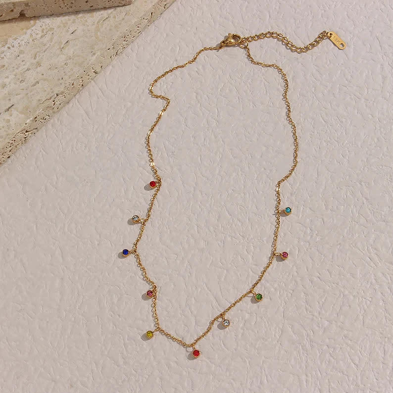 Collier avec pierres colorées