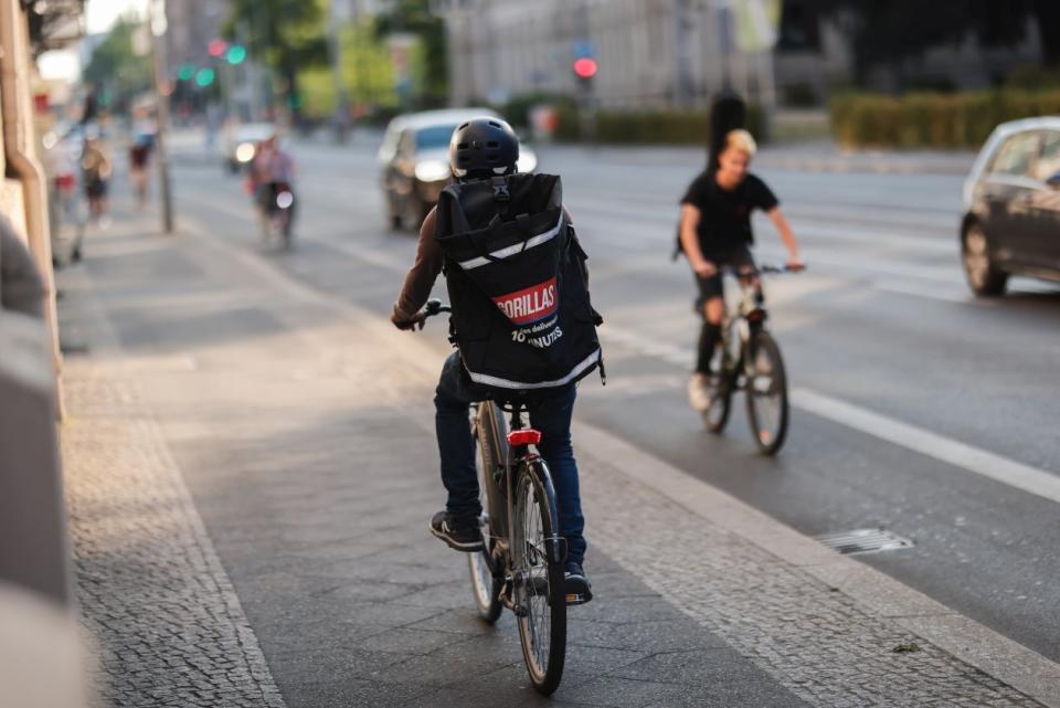 Lieferdienste sorgen für viel Verkehr auf dem Bürgersteig. 