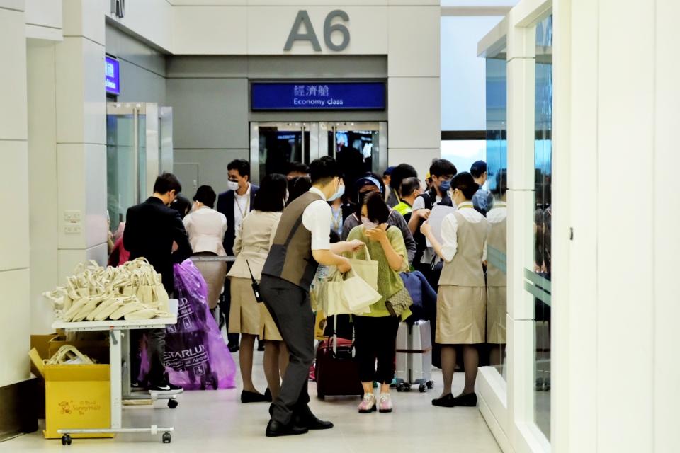 星宇航空7日調度一架A321班機飛往東京接回旅客，部分旅客在7日下午3時40分返抵國門，機組人員表示，機上共有181名乘客以及1名嬰兒，在班機降落前，地勤人員就先確認旅客下機後的應對作業及導引流程，現場也準備鳳梨酥送給每一名乘客。
（中央社）