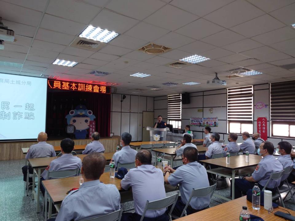 土城警為民防中隊成員辦理訓練。（記者徐煜勝翻攝）