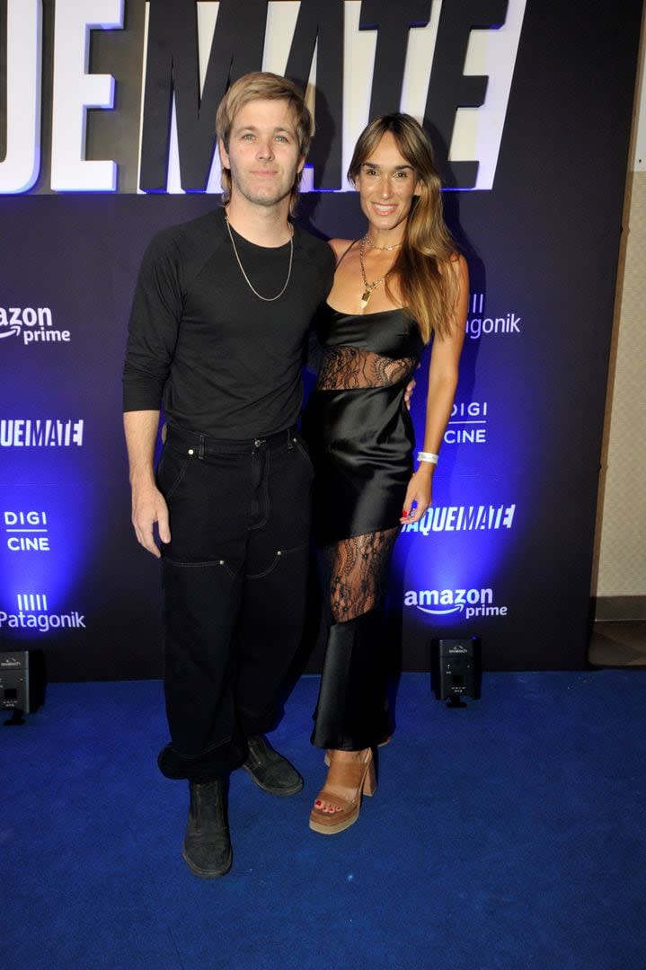 Benjamín Amadeo junto a Martina, su mujer y la madre de su hijita Andes. La joven eligió un vestido lencero con encaje y transparencias que combinó con unas sandalias color suela. El actor, por su parte, optó por un look total black