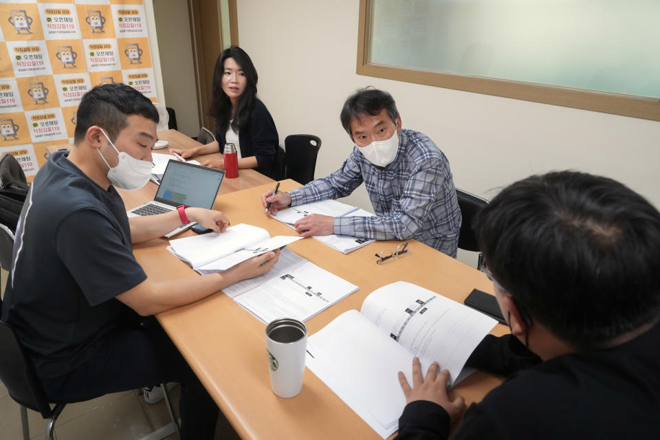 Park Chang-jin, una exsobrecargo de Korean Air que protesta contra los comportamientos abusivos en el trabajo, participa en una manifestación por un trabajador temporal que murió en un accidente laboral en Corea del Sur. (Chang W. Lee/The New York Times).