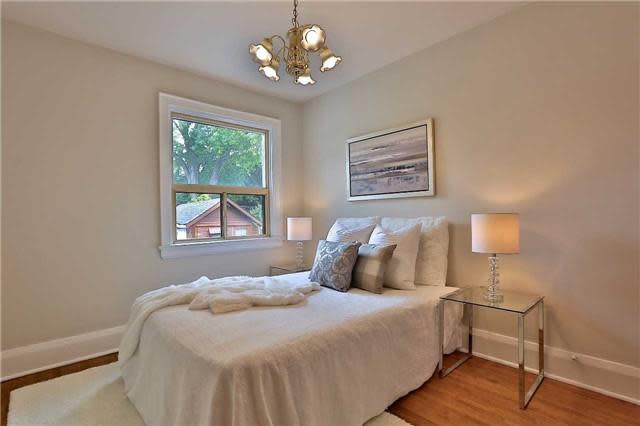 <p><span>37 Mayfield Ave., Toronto, Ont.</span><br> Here’s the second bedroom.<br> (Photo: Zoocasa) </p>