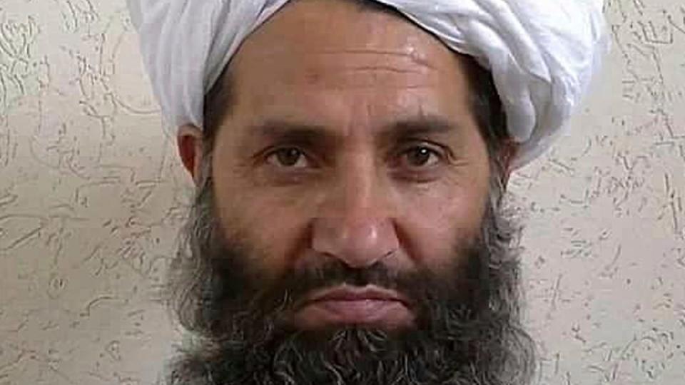 Auf diesem 2016 veröffentlichten Foto posiert der Führer der Taliban, Haibatullah Achundsada, für ein Porträt. Er soll wieder in Afghanistan sein.