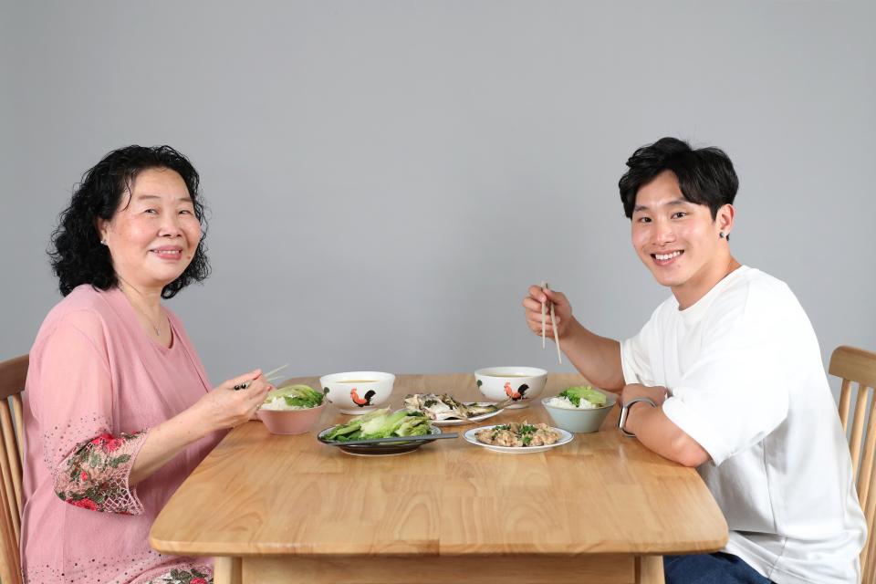 Shek Wai Hung und seine Mutter beim Essen (Bild: Yahoo)