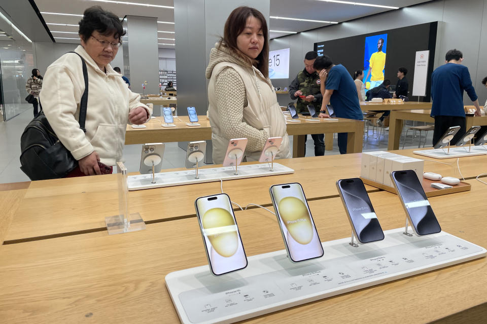Alguns clientes fazem compras em uma loja da Apple em Nanjing, província chinesa de Jiangsu, em 27 de março de 2024.  De acordo com dados da Academia Chinesa de Tecnologia de Informação e Comunicação (CAICT), a Apple vendeu cerca de 5,5 milhões de iPhones no mercado interno chinês.  Janeiro de 2024, uma queda de 39% ano a ano.  Cerca de 2,4 milhões de unidades foram vendidas em fevereiro, representando uma queda de 33% em relação ao ano anterior.  (Foto de CastPhoto/NurPhoto via Getty Images)