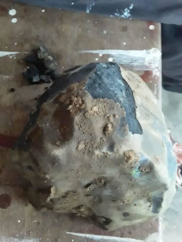 挖出岩石的胡塔加隆表示，他碰到隕石時仍有溫度。（圖／翻攝自Josua Hutagalung臉書）