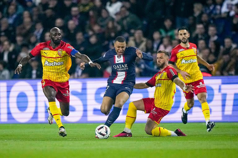 Mbappé intenta dejar atrás a Jonathan Gradit  