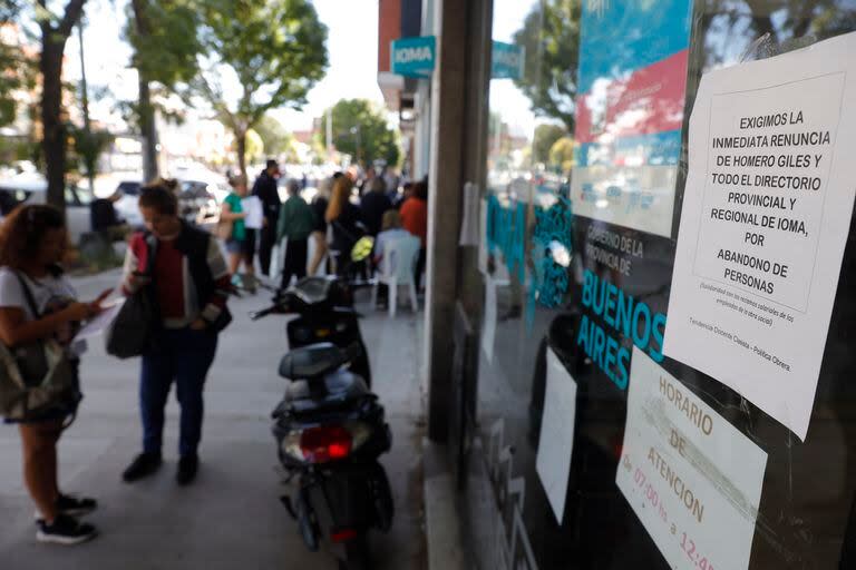 Los trabajadores hicieron un paro y pegaron panfletos en las puertas de IOMA Mar del Plata para que los beneficiaron conocieran también sus demandas 