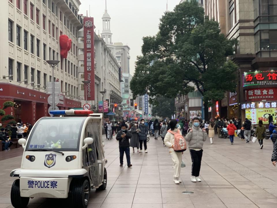 上海街頭常可看見警察在宣導反詐騙。蔡日雲、劉奕廷攝