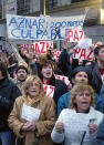 <p>Más carteles en los que se señala la culpabilidad de Aznar. (CHRISTOPHE SIMON/AFP via Getty Images)</p> 