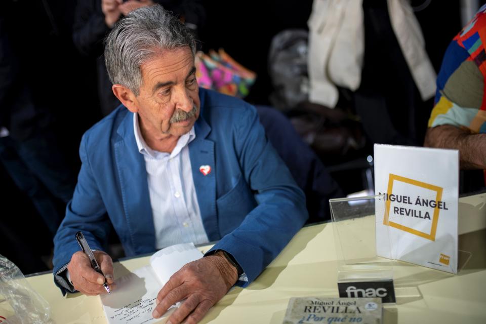 BARCELONA, CATALUÑA, ESPAÑA - 23 DE ABRIL: El presidente de Cantabria, Miguel Ángel Revilla, firma su libro 'Por qué no nos amamos' en Las Ramblas, el 23 de abril de 2022 en Barcelona, ​​Cataluña, España. (Foto de Lorena Sopena/Europa Press vía Getty Images)